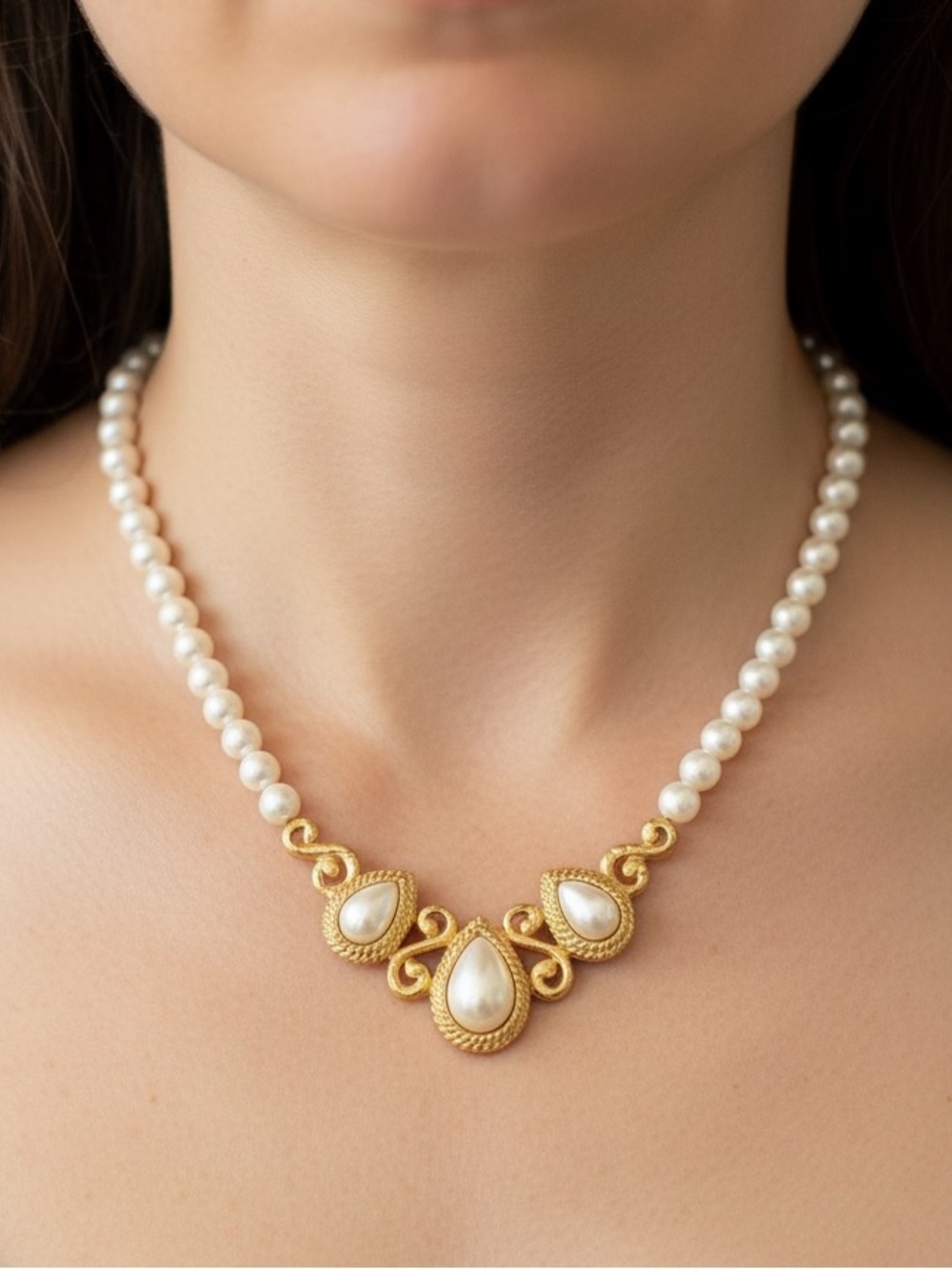 Elegant Pearl and Gold Teardrop Necklace